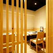 ウッディなしつらえでまとめられた店内。最大16名様までの団体のお客様も一堂に会することができるので、さまざまな用途で利用できます。