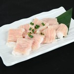 まずは皮面をカリッと焼きましょう!
油部分はお好みの残し加減で!
ふわっとジューシーなホルモンです!