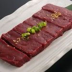 新鮮なレバーをご用意しています!
特製ダレにつけて召し上がれ!
ちゃんと焼いてくださいね。