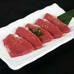 お刺身でもたべられるほど新鮮な和牛ハツ。肉厚でサクサクとした程よい歯切れがやみつきに。焦げる手前が一番おいしくいただけます。