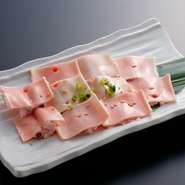 豚のハツモトでコリコリした触感が楽しい！
牛のコリコリは硬くて食べにくいんです。
油面から焼いて召し上がれ！