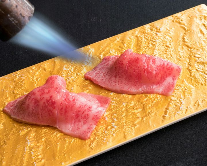 シェフが心をこめて握る炙り和牛白握り 一貫