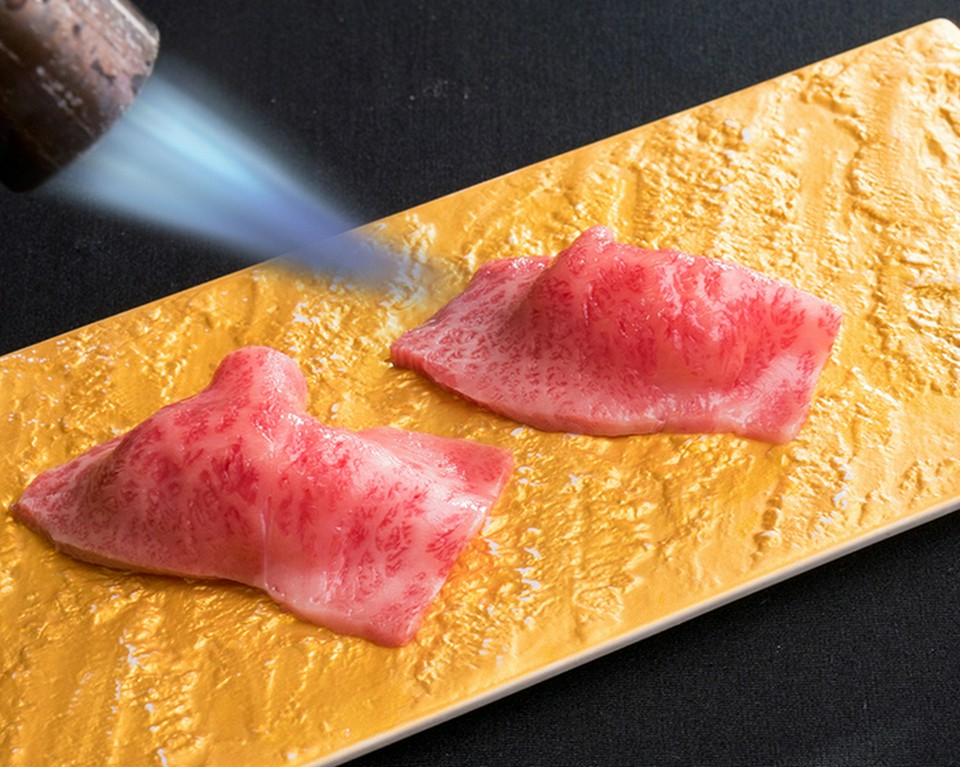 シェフが心をこめて握る炙り和牛白握り　一貫