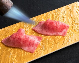 シェフが心をこめて握る炙り和牛白握り　一貫