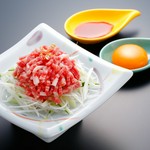 上質な和牛の脂の甘味と濃厚な旨み。鮮度の良さが際立つユッケは、まずそのままでじっくり味わってみてください。お好みで卵をかければ、味の変化を楽しめます。