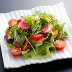 新鮮野菜に白ワインビネガーを使用した絶品ハニーマスタードドレッシングを和えました。糖度の高いフルーツトマト、黄色人参、紅芯大根等食材もこだわった主力のサラダです。