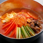 スープをシャリシャリのシャーベット状に仕上げたひんやり食感に、特性スープをプラスした絶品冷麺。