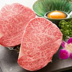 サシの入った黒毛和牛をさっと炙って濃厚な黄身につける！『和牛焼きすき』