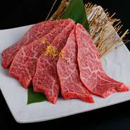 美味しいお肉は塩で食べるのが一番！
軽く焼いてレアで食べるのがおススメ！
岩塩とわさびがお肉の味を引き立てます！
