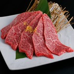 美味しいお肉は塩で食べるのが一番!
軽く焼いてレアで食べるのがおススメ!
岩塩とわさびがお肉の味を引き立てます!