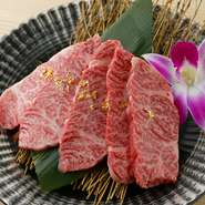 厳選して仕入れた上質な牛肉は、一番美味しい状態で食べられるように目を配りながら手切りをしています。