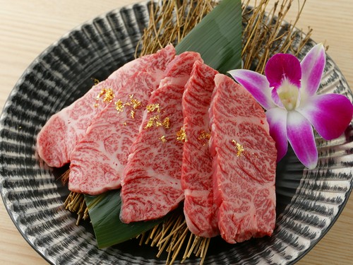 最高品質の牛肉を手間ひまかけて手切りにしています