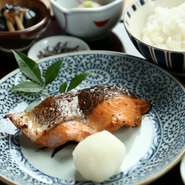 前菜9種の盛り合わせと新潟県産コシヒカリをご堪能頂けます