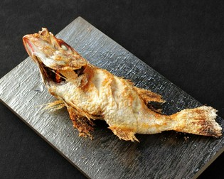 全国から直送された鮮魚を豪快に焼き上げた『のど黒の塩焼き』