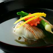 鮪節を使い絶妙な味わいに仕上げた椀物。旬の食材を活かした逸品は日本料理の神髄とも言えます。