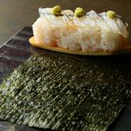 島根県「仁多米」使用。新鮮な旬の魚を、ご自身で巻いていただく人気の一品です。