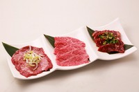 ヘルシーな赤身肉の牛タン・ランプ・はらみの3種。少しずついろんな種類を堪能できる逸品です。