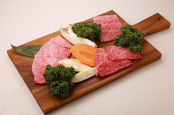 一番おすすめの部位を日替わりで『深谷牛希少部位3種盛り』