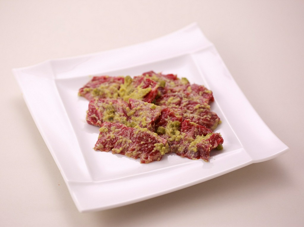 ほどよい辛さが大人の味わいの『牛ハラミわさび漬け』