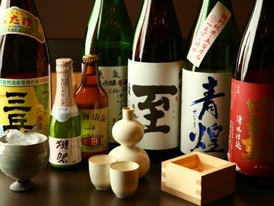 店主自ら蔵に赴き仕入れた佐渡島の日本酒や、全国の酒