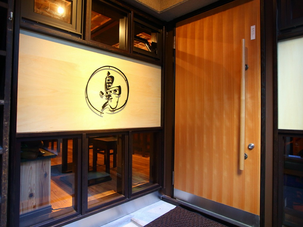 西早稲田駅から徒歩3分、馬場口交差点から徒歩15秒