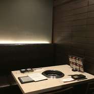 ゆったりとした広めのソファ席は、お子様連れのお客様にもご好評いただいております。