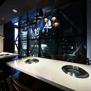 中央通りを一望出来る窓際の個室のお席。ご好評のためご予約必至です！