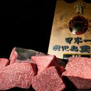 A5ランクの和牛の中から、さらにこだわり買い付けるお肉。高級なお肉をリーズナブルに楽しんでほしいという心意気を感じられるお店です。鮮度も味わいも逃がさない、絶妙な焼き具合でいただけます。