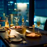 日頃の感謝をこめて、遠方からのお客様との食事など、接待の利用も多いお店。厳選された黒毛和牛と、完全個室によるプライベートな空間が高い評価を得ています。無煙ロースターが設置され、食後まで快適です。