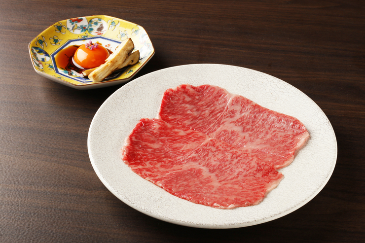 [คอร์สคิวามิ] คอร์สสุดหรูที่ประกอบด้วยเนื้อดำ คะโงะชิมะ สเต็ก เนื้อส่วนท้องล่าง กิว ยากิสึกิ และอื่นๆ อีกมากมาย ราคา 8,000 เยนต่อท่าน (รวม 9 จาน)