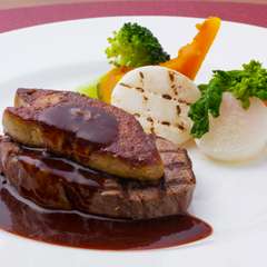 「本物」の味が堪能できる最高級のフォアグラを使用『国産牛フィレ肉のステーキ　フォアグラのソテー添え』