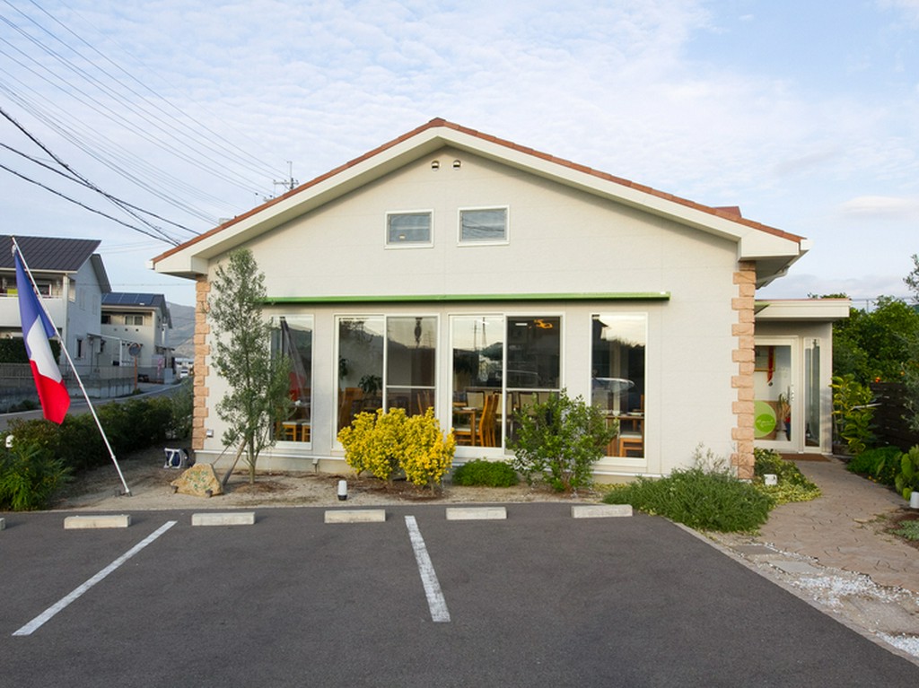 閑静な住宅街に佇む小さなレストラン【ナチュラル　ガーデン】