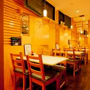 木の温もりが感じられる内装が、くつろぎの時間を演出。ごゆっくりとお食事を楽しめます。デートや同僚とのお食事もおすすめ。自然オイルたっぷりの美味しいお食事とお酒を味わえば、思わず笑顔がこぼれます。