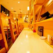 席と席との間隔にゆとりをもったカウンター席では、おひとり様でもゆったりとした時間が過ごせます。料理ができあがる様子を眺めたり、ときにはおすすめを尋ねたり。とびきりの逸品に出会えるかもしれません。