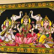 インド音楽が流れ、ヒンズーの神様などの装飾も含めて、異国情緒満載の店内。貸切パーティーも可能です。お得な宴会プランもあるので、思う存分、絶品インド料理を堪能できます。