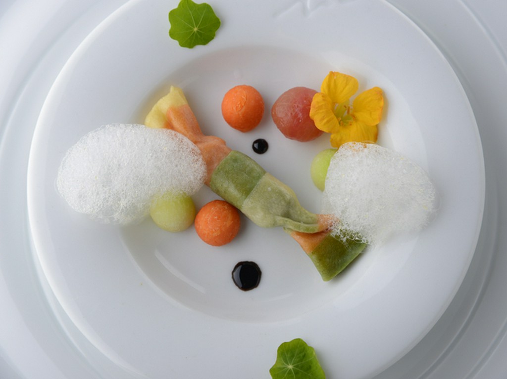 海外の最先端の技を、日本の食材に活かした料理を展開