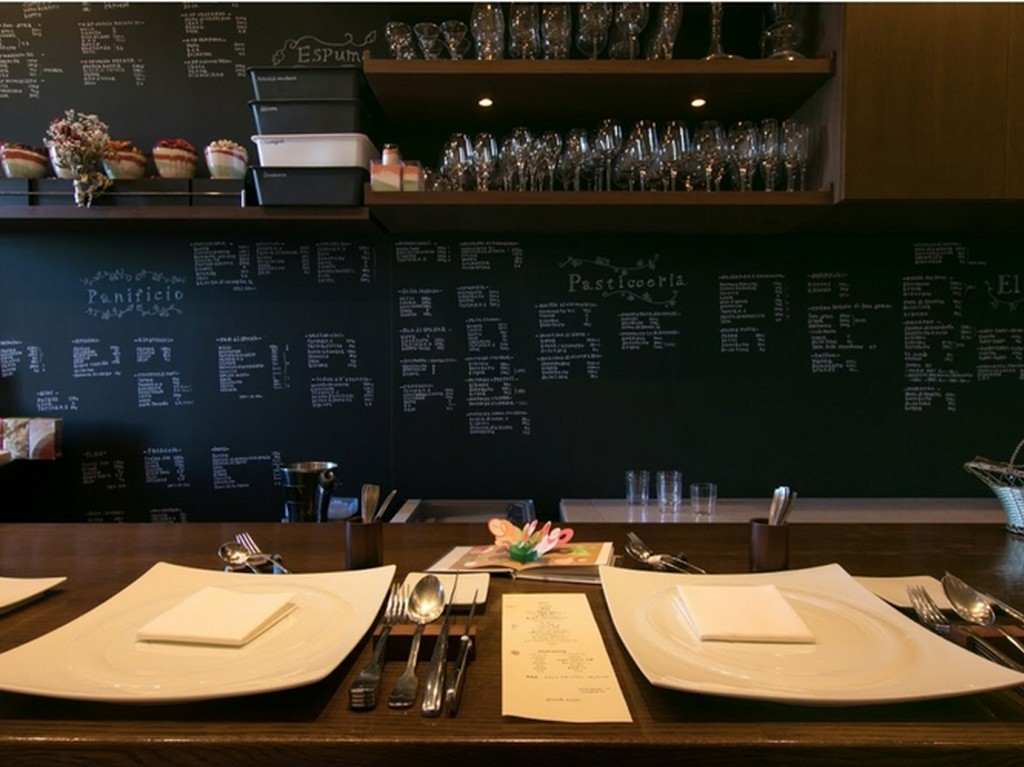 店主やゲスト同士の距離も近く、温かみのあるシンプルな空間