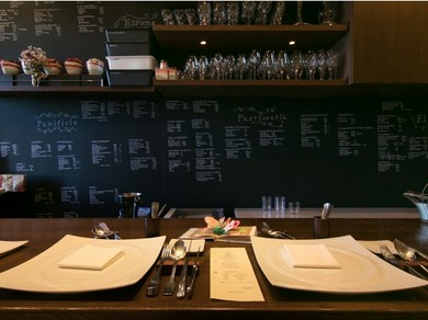 店主やゲスト同士の距離も近く、温かみのあるシンプルな空間