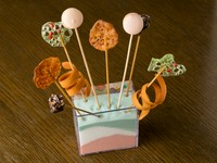 食事の最後を楽しませるプティフール。様々な小菓子を串に刺し、立体的に表現しています。
