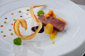 1８品のコース料理とドリンクペアリング3種(アルコール、ノンアルコール)