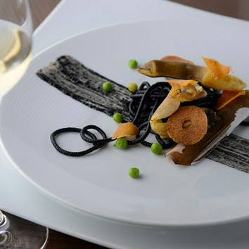 1８品のコース料理とドリンクペアリング3種　ランチ