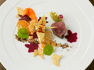 里山の自然を皿に描く、メインの肉料理