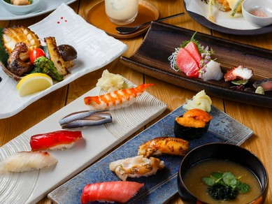 豪華海鮮を堪能できるコースは5,800円（税抜）〜。