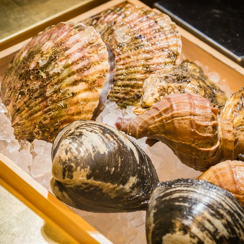 ガラスケースには、その日のおすすめデザートや食材