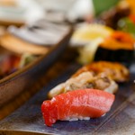 旬の魚、熟成によってお米を変えて握ります。
