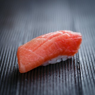 大トロにぎりは当店自慢の一品。