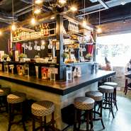 圧倒的な女性層から支持されているのはおしゃれな空間と美味しい看板メニューがあるからこそ。女性一人でも気軽に「丼」をカウンターで味わうことができるお店です。