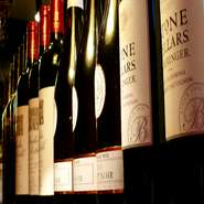 グラスだけでなく、ボトルオーダーもできるワインもそろっています。赤だけでなくお肉の味を引き立たせてくれる白ワインも。他にもビールや焼酎、カクテルをはじめ多岐にわたる銘柄を選ぶ事ができます。