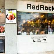 女性一人でも気軽に入りやすいシンプル且つハイセンスなオシャレが詰まった空間。高級感のある「ローストビーフ」を丼で味わうダイナミックな看板メニューは、幅広い世代から絶大な人気を誇っています。