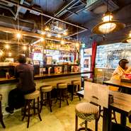 しっかりと食べたい時や、お酒を片手にゆったりと過ごすにもおすすめのお店です。駅からのアクセスも良いので、デートの途中にも最適。アメリカンな空間を大満喫しながら二人の会話にも華が咲きます。